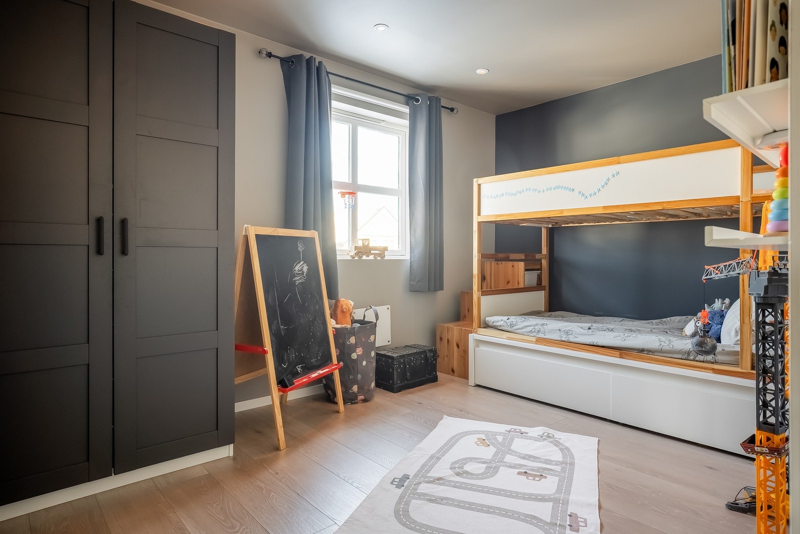 Romslig soverom utstyrt med stor garderobe som medfølger handelen. Galleribilde