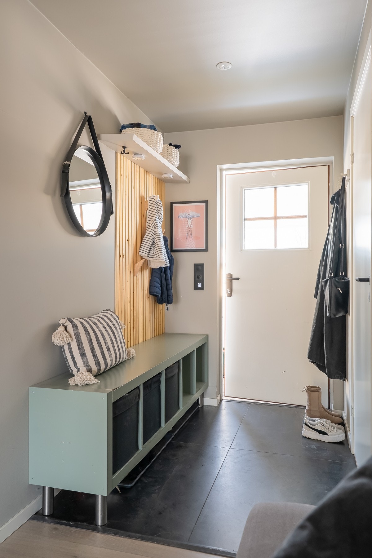 Inngangspartiet har praktisk oppbevaring og god belysning. Veggene er malt i en lys farge. Galleribilde