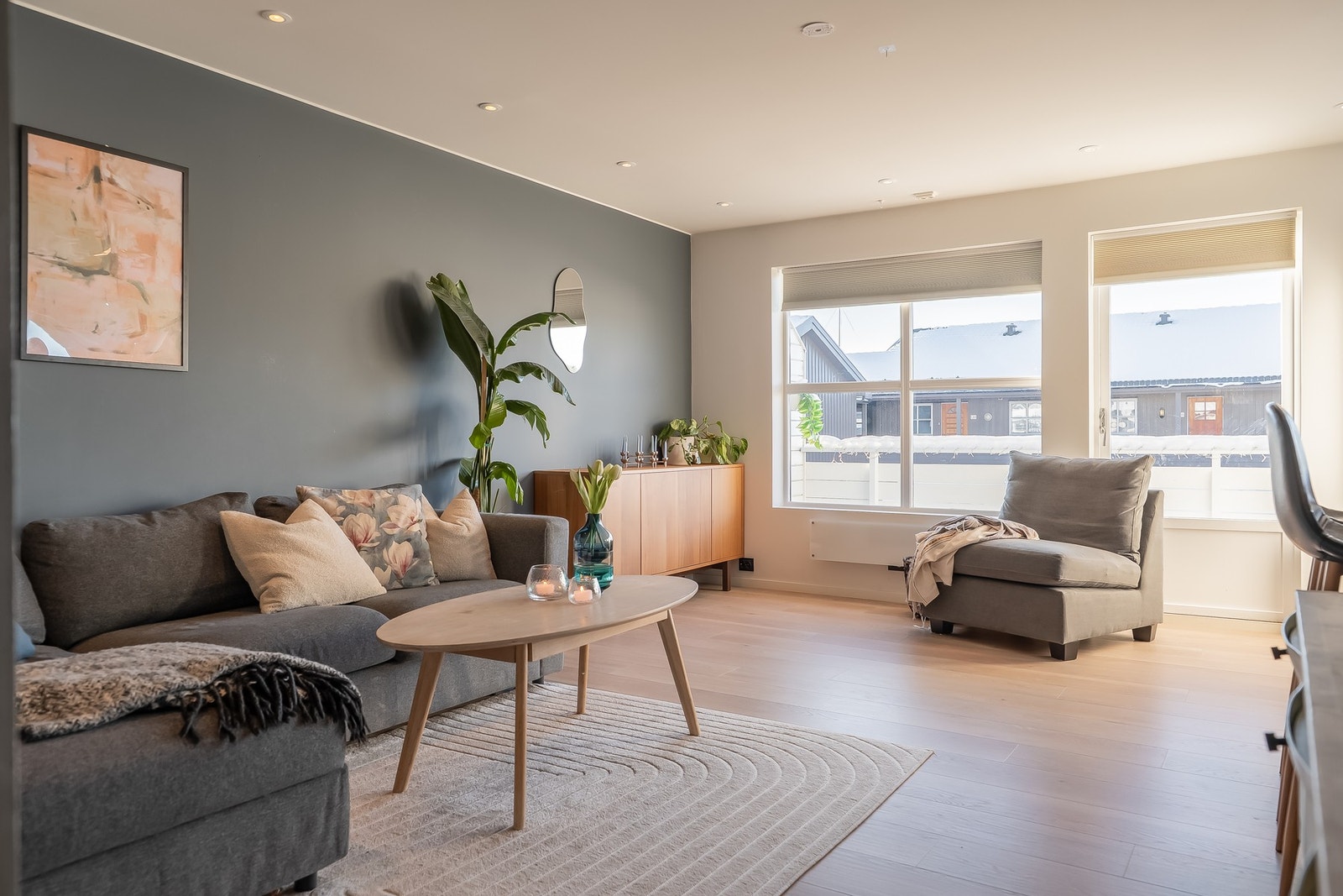 Lys stue med store vinduer, god romfølelse og åpen tilknytning til andre rom. Galleribilde