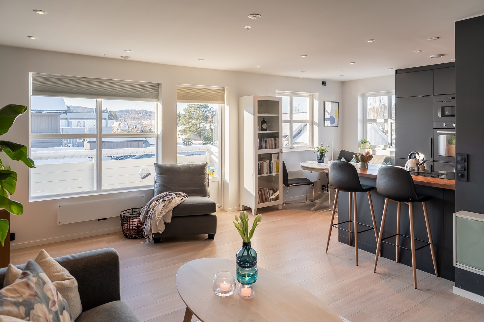 Leiligheten ble pusset opp i 2021 og har godt lys via downlights i tak og godt lysinnslipp. Galleribilde