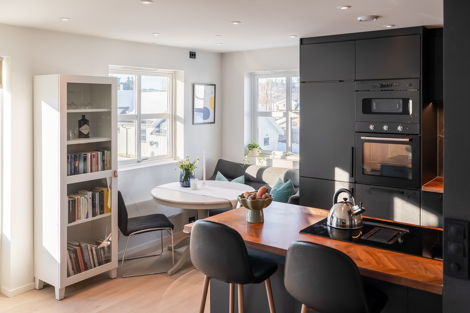 Kjøkkenet har god plassutnyttelse med integrert sitteområde, moderne innredning og praktiske løsninger for matlaging og oppbevaring. Galleribilde