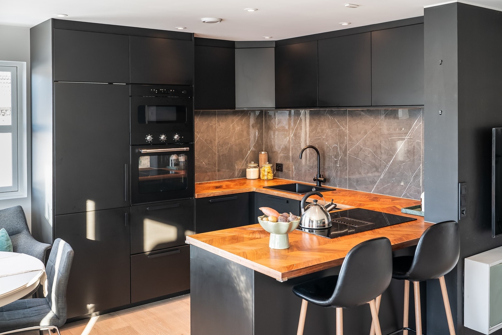 Lyst og moderne kjøkken. Store vinduer gir godt med naturlig lys. Galleribilde