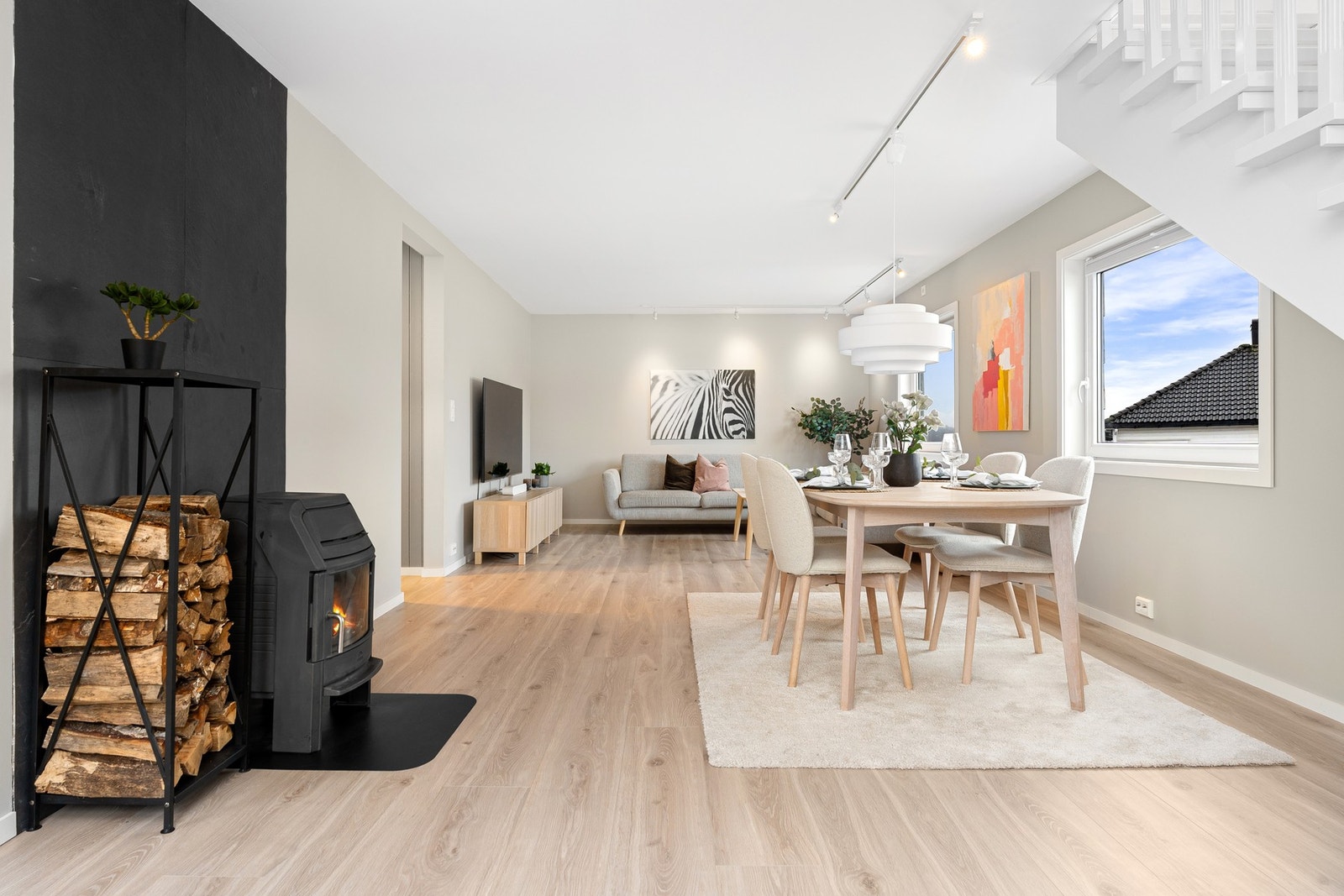 - Alle overflater er slette og malt i moderne fargevalg | Vinduene er også skiftet ut i senere tid - Galleribilde