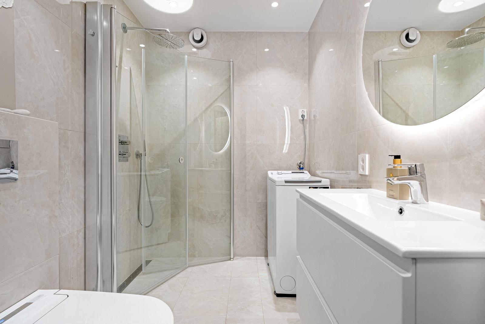 - Delikat og totalrenovert bad fra 2025 | Lekre flisevalg og materialvalg, hvor alle detaljer er gjennomtenkt | Her er det INR dusj med Tapwell takdusj og spyletoalett - Galleribilde