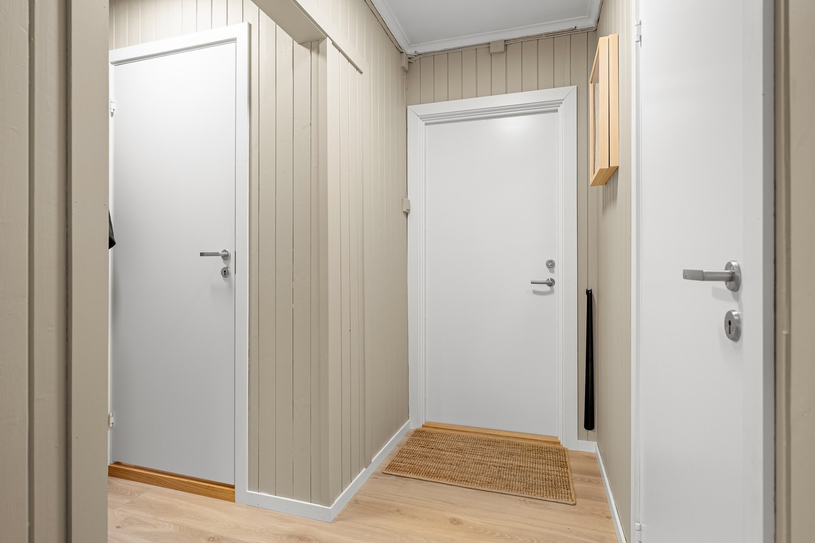 - Velkommen inn | Innbydende gang malt i moderne fargevalg og nyere gulv - Galleribilde