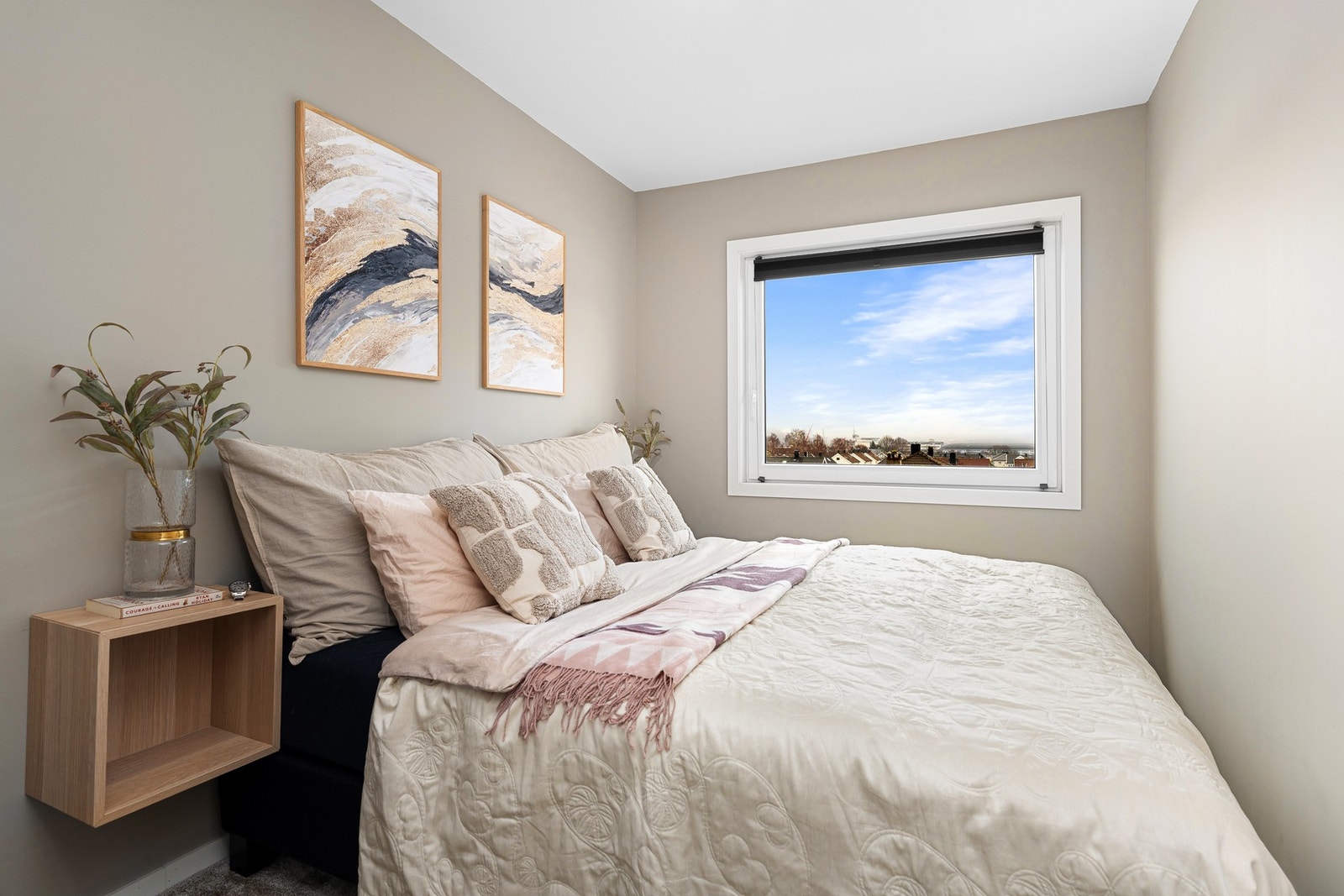 - Romslig soverom som også er oppusset | Det er lagt tepper på gulv for et lunt og behagelig opplevelse - Galleribilde