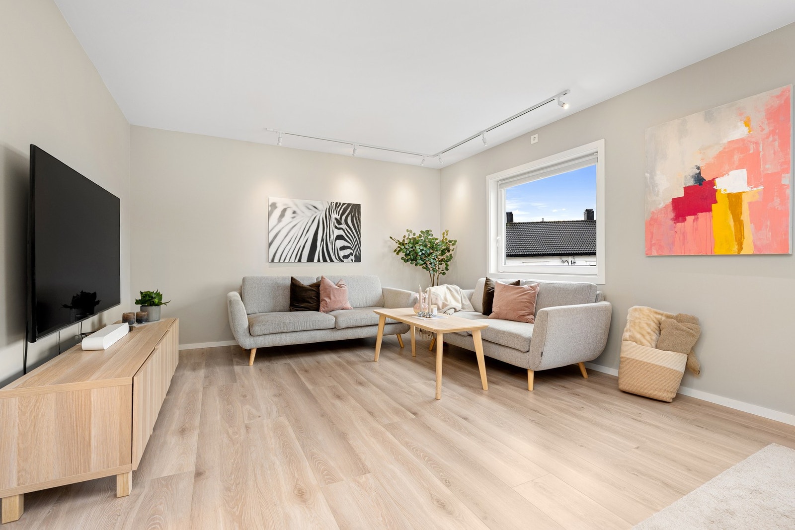 - Lekker stue med fint lysinnslipp fra vindusflatene | Nytt laminatgulv i hovedetasjen - Galleribilde