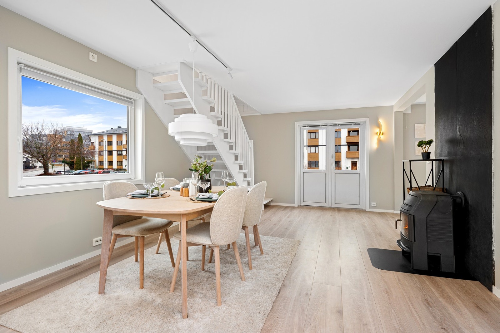 - Hyggelig med plass til spisebord | Her kan man invitere til mange middagsgjester - Galleribilde