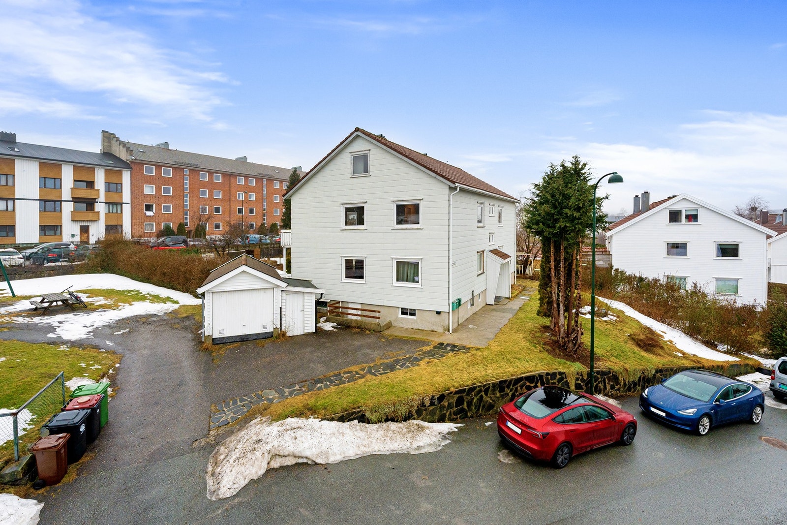 - Felles parkering på gårdsplass | Nåværende eier har også installert lader til el-bil juli 2025 som vil medfølge handelen - Galleribilde