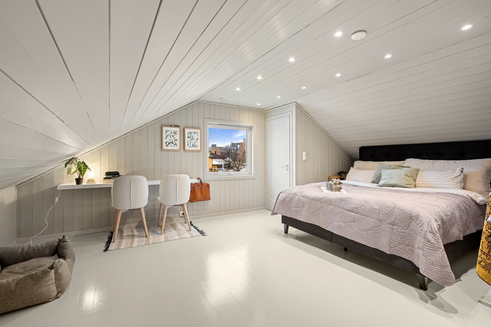 - Hele rommet er også nylig blitt malt for et mer moderne preg | Rommet er også blitt bruksendret til varig opphold - Galleribilde