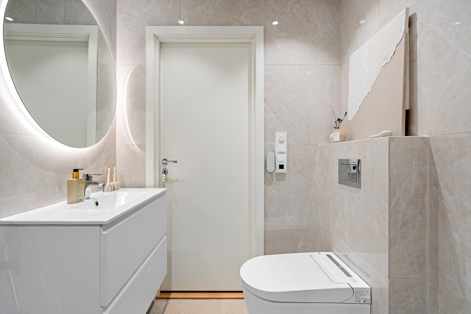 - Alt det elektriske og rør er skiftet ifbm oppussing på bad | Topp moderne toalett og varmekabler i gulv - Galleribilde