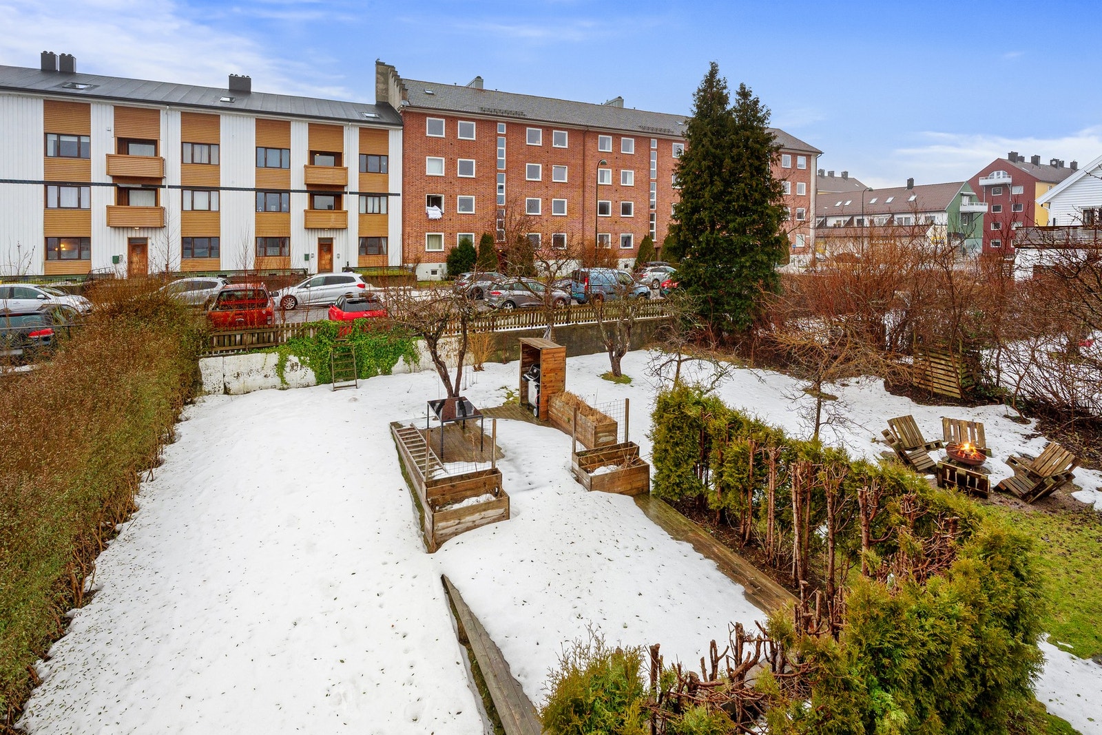 - Stort hageareal som disponeres av denne seksjonen/leiligheten | Ypperlig for både barn og firebeinte - Galleribilde