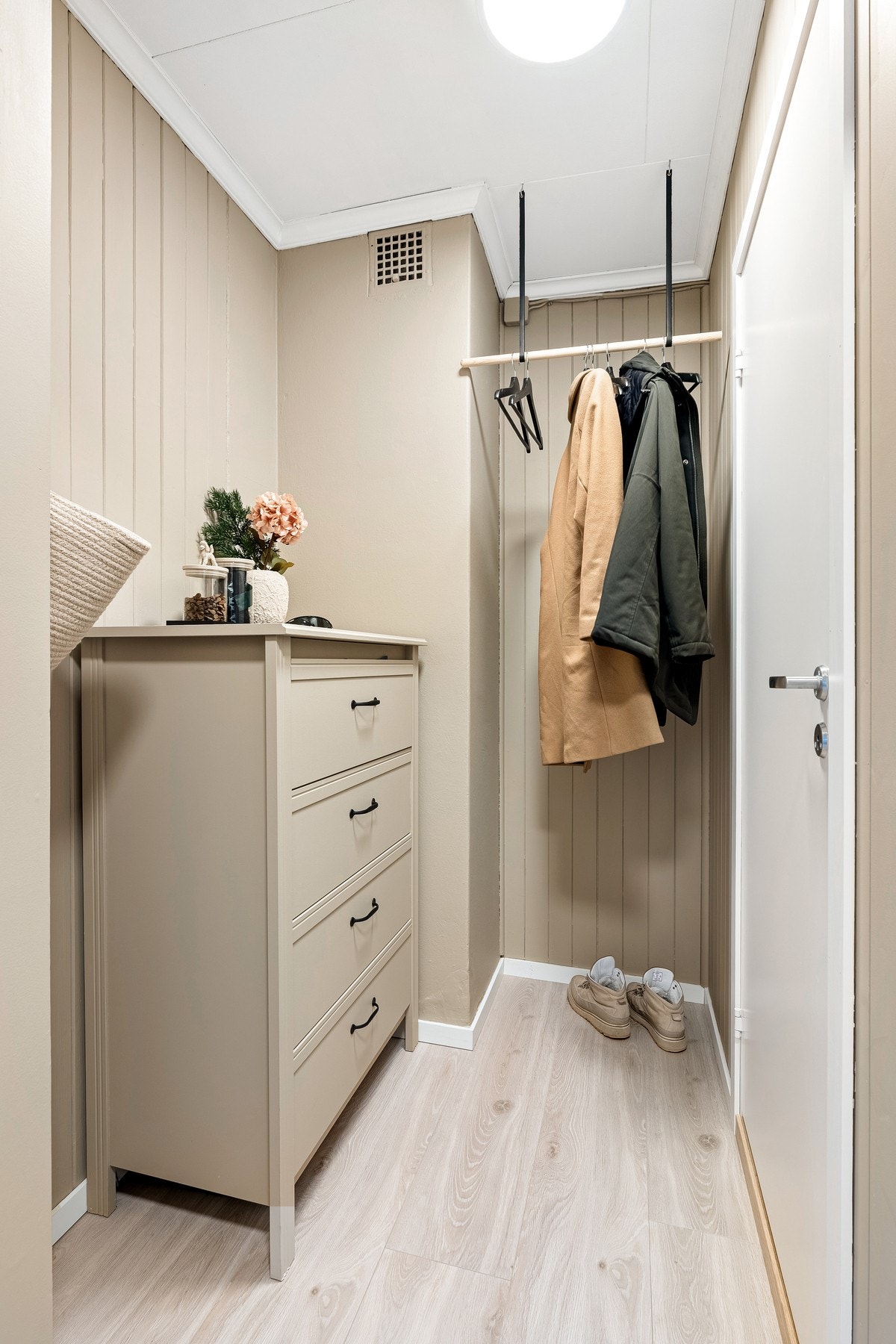 - Fin garderobeløsning i gangen - Galleribilde