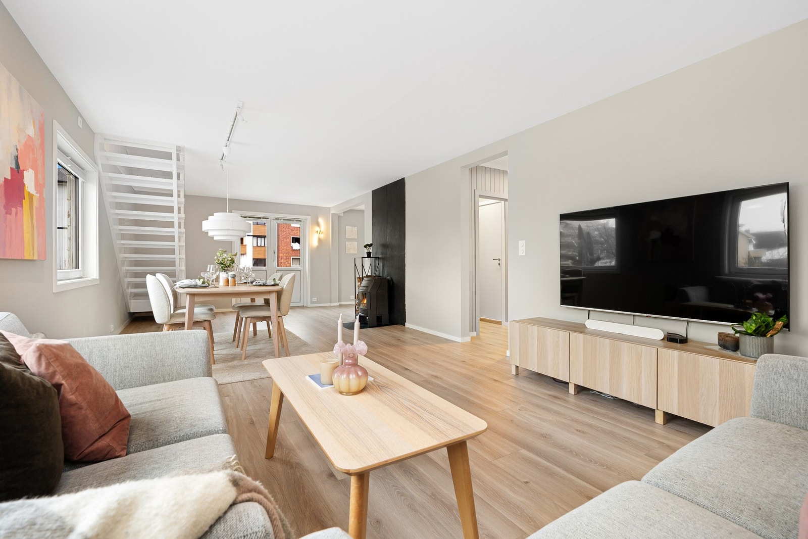 - Hele stuen er totalrenovert, samt soverom i denne etasjen | Det er foret ut og etterisolert med isolasjon, samt det elektriske er oppgradert - Galleribilde