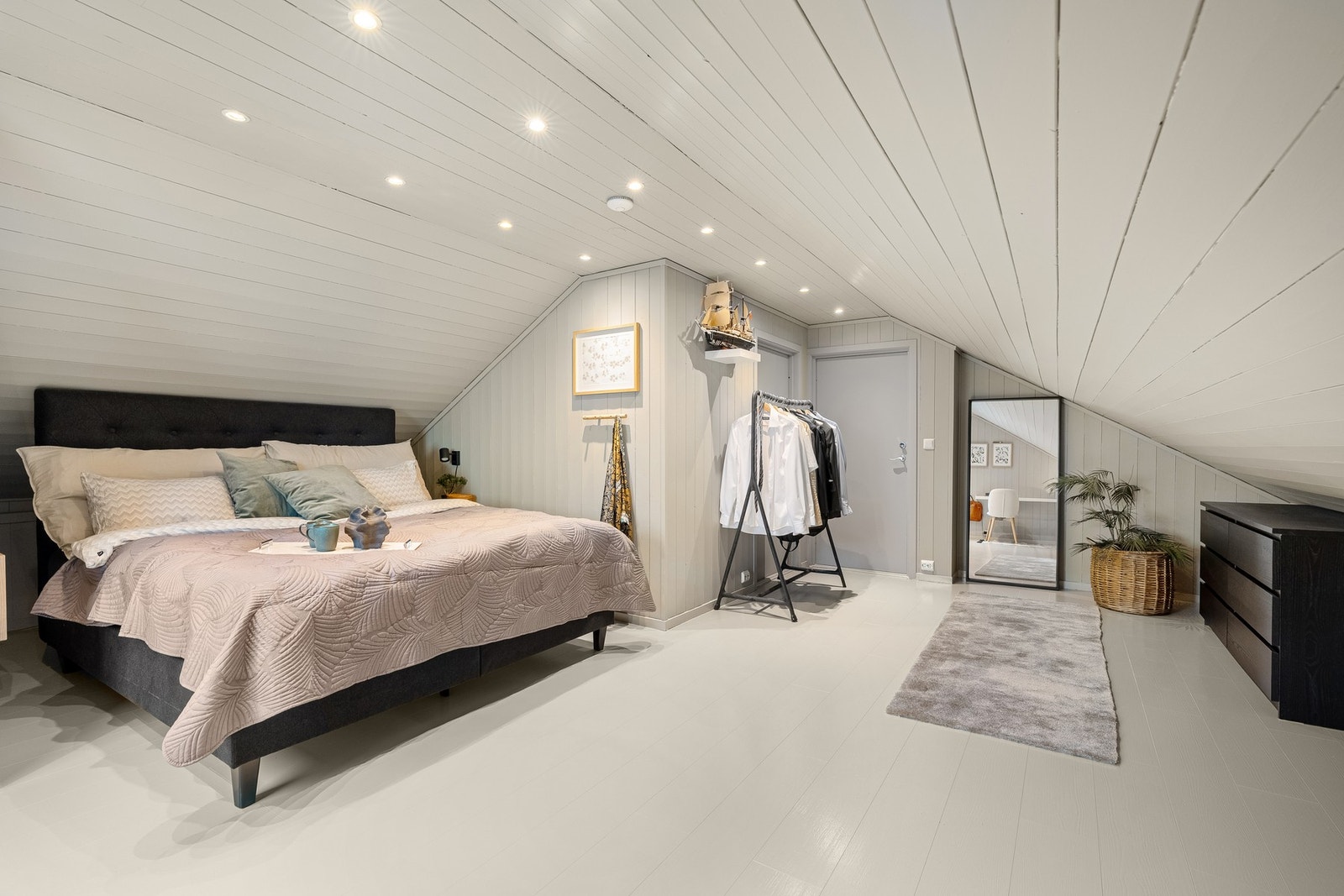 - Stort loftsrom som i dag brukes til soverom/gjesterom og kontor | Spotter og fin belysning i taket - Galleribilde