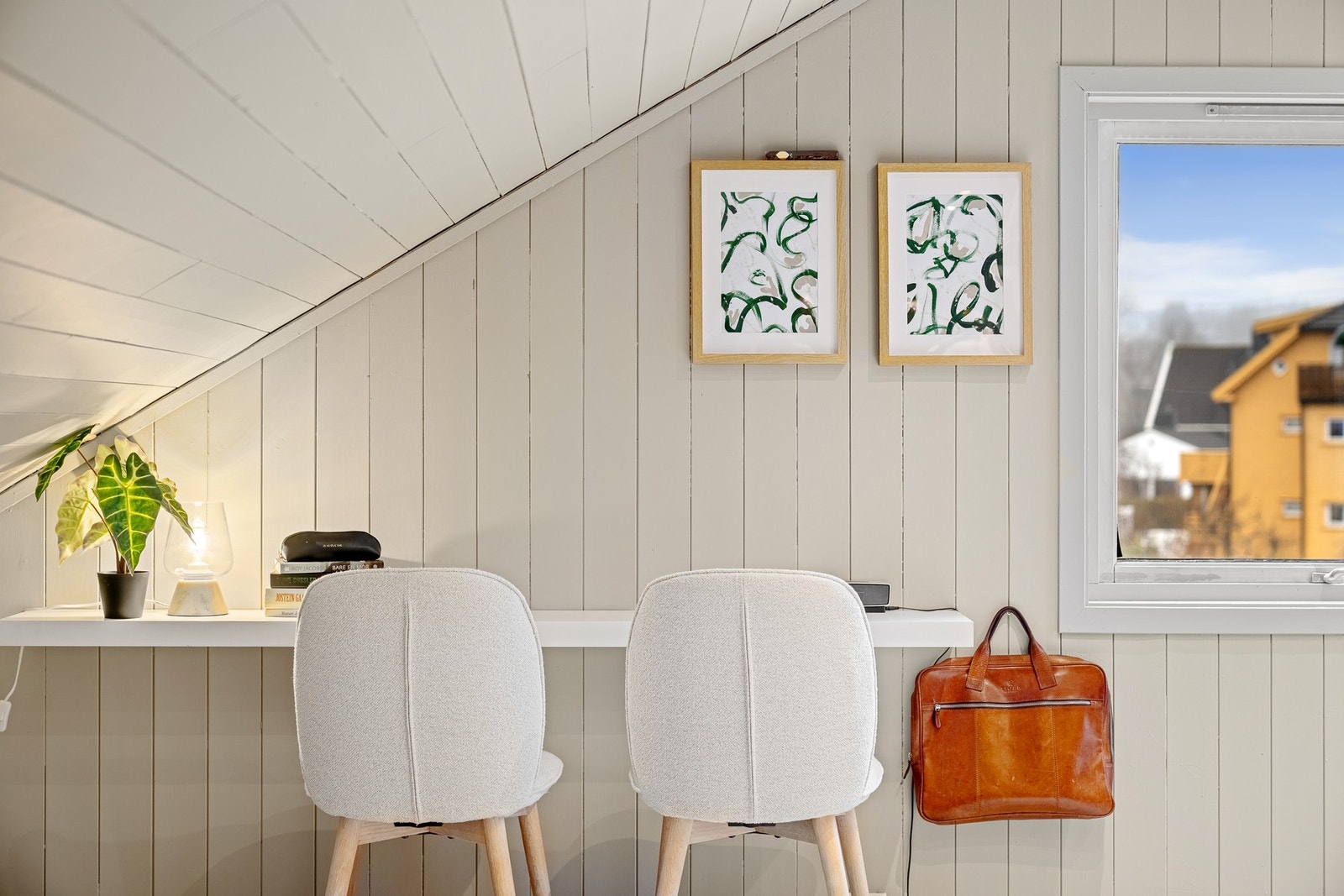 - Fin hjemmekontorløsning | Til og med sjøglimt fra vinduet - Galleribilde