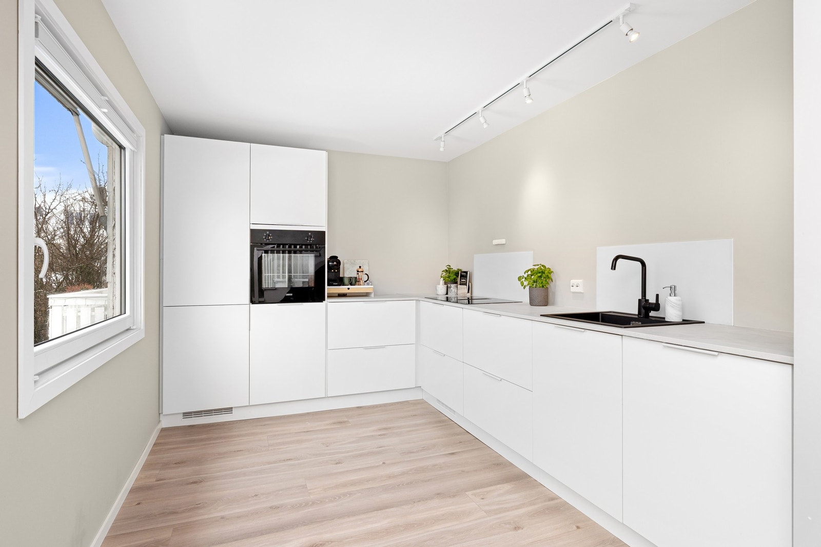 - Lekkert kjøkken med innredning fra KVIK, 2024 | Innholdsrikt med god utnyttelse | Alle hvitevarer er også integrert som vil følge med til glede for nye eiere - Galleribilde