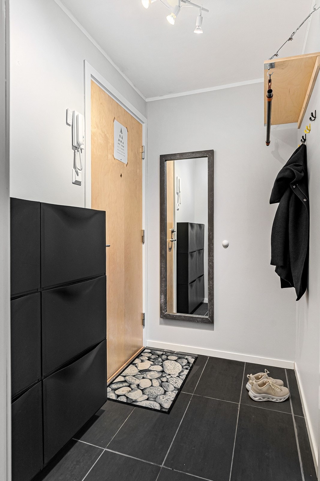 Innenfor døra blir man møtt av en innbydende entré med flislagt gulv og god plass til vegghengt klesoppbevaring. Galleribilde
