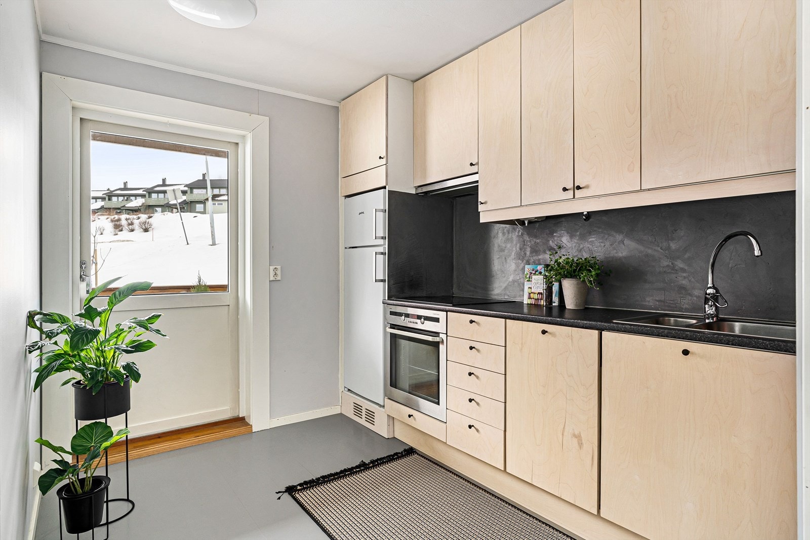 Det er medfølgende hvitevarer i form av kombiskap, stekeovn, platetopp og oppvaskmaskin. Galleribilde