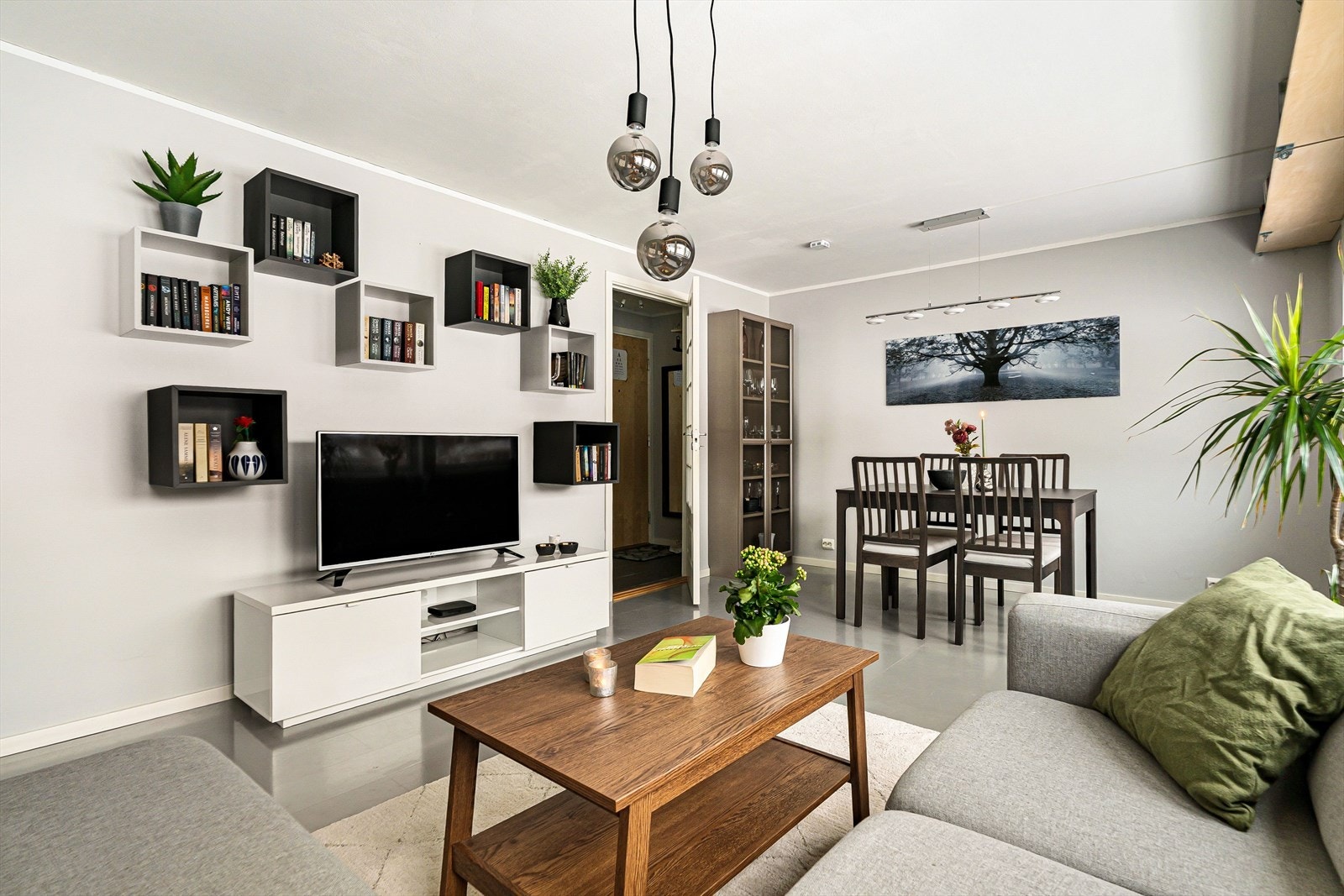 Stuen har gode møbleringsmuligheter og rommer både spisegruppe og sofakrok. Galleribilde