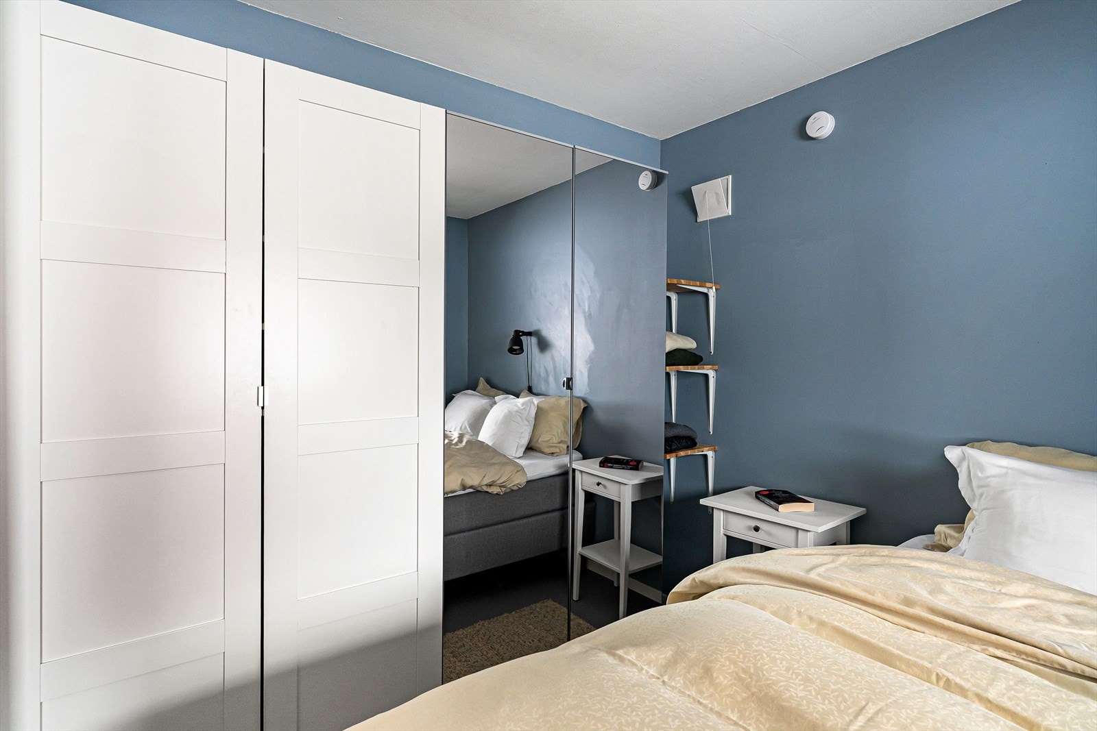 Soverommet er innredet med to garderobeskap som gir rikelig med plass for klær og sko. Galleribilde