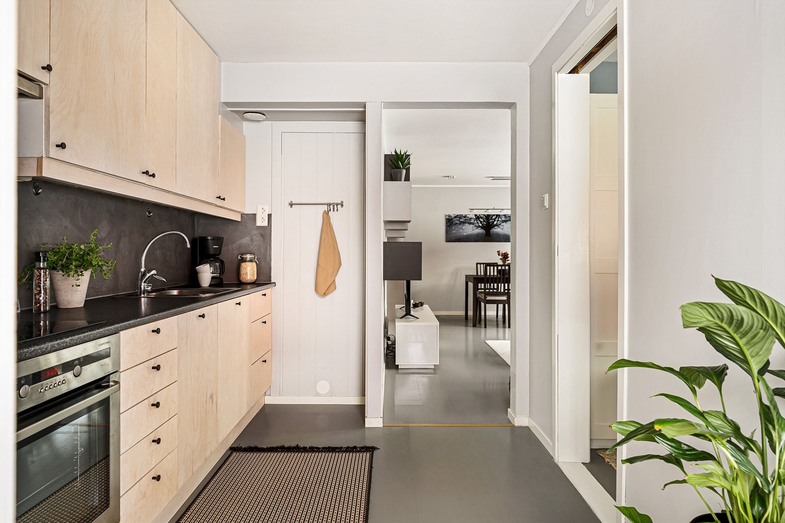 Leilighetens kjøkken har en praktisk utforming, godt utnyttet med over- og underskap. Galleribilde