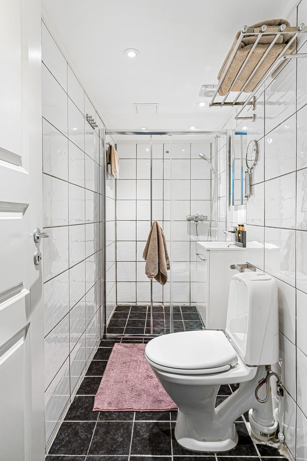 Øvrig innredning består av toalett, dusjnisje og en lys baderomsinnredning med nedfelt servant. Galleribilde