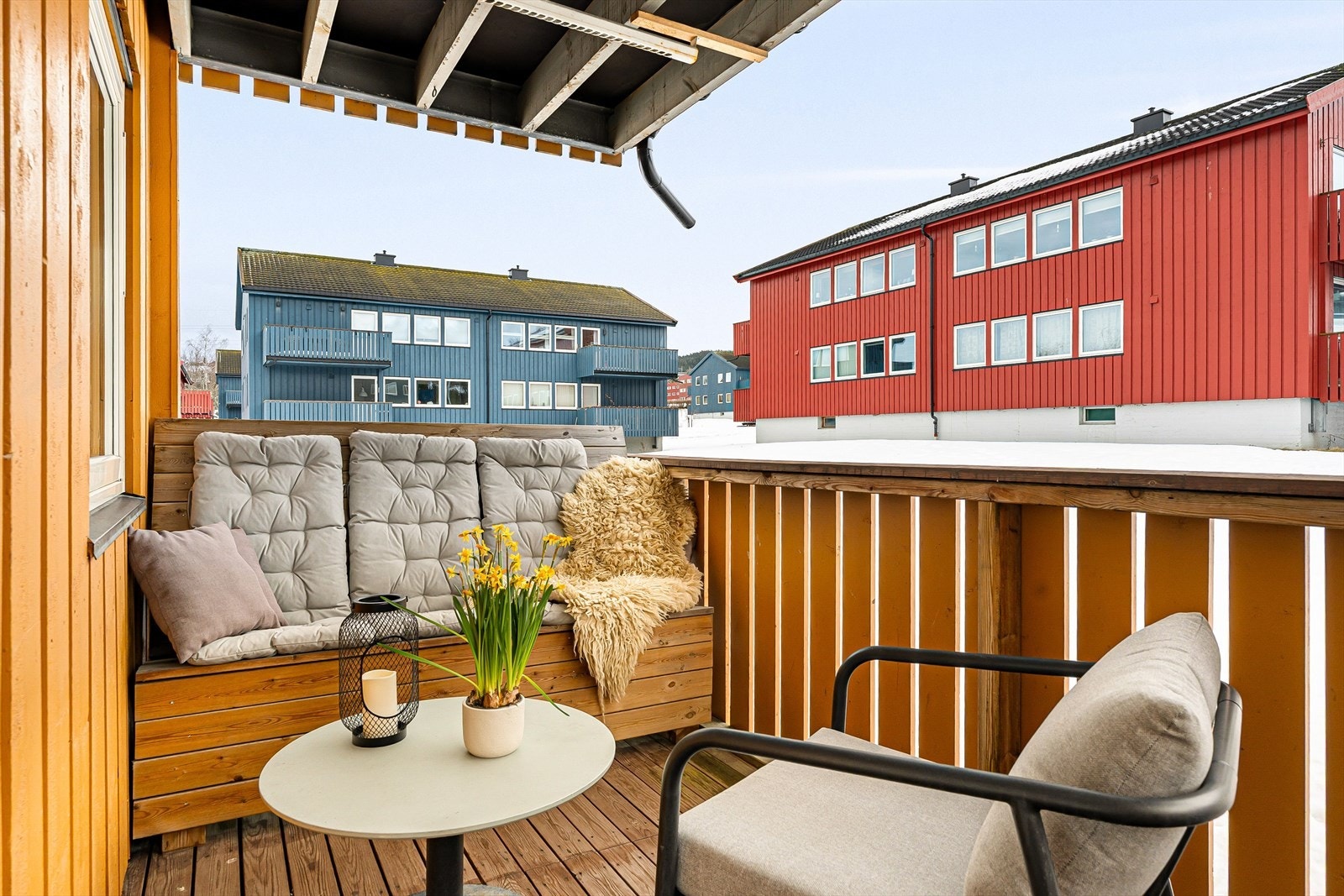 Leiligheten har en attraktiv beliggenhet i høy 1. etasje, med en sørvendt balkong som sikrer gode solforhold gjennom store deler av dagen. Fra balkongen har man dirkete forbindelse til omkringliggende grøntområder. Galleribilde