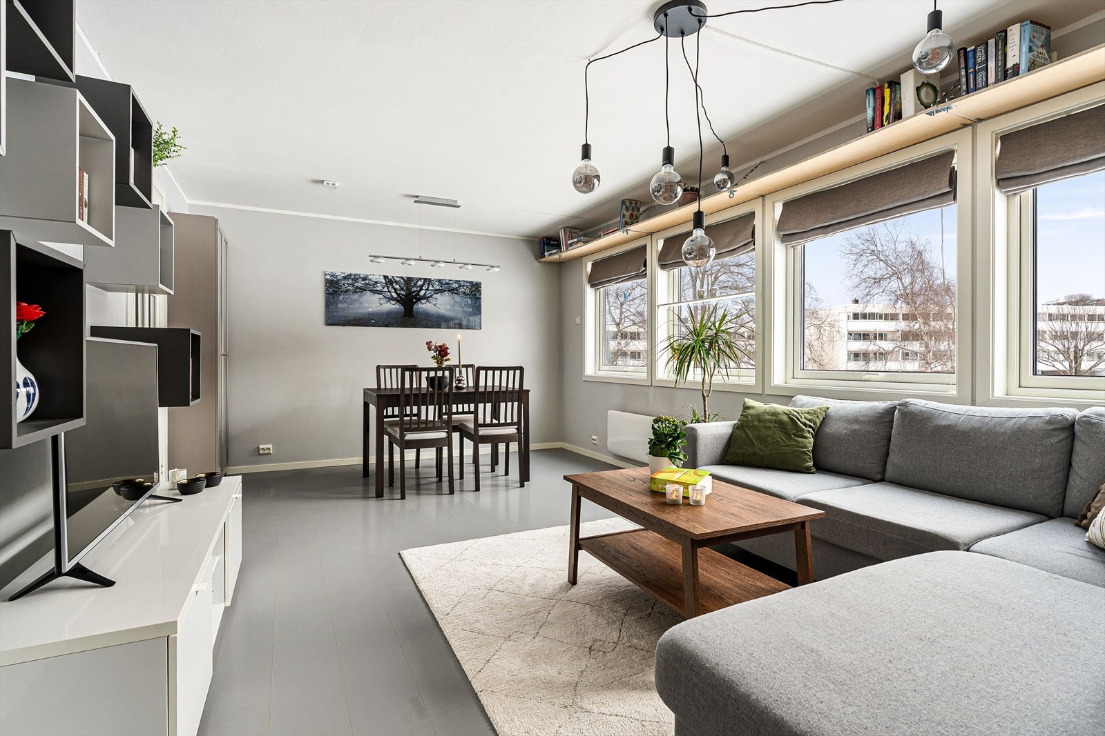 Stuen fremstår som lys med generøse vindusflater mot øst som slipper inn rikelig med dagslys. Galleribilde