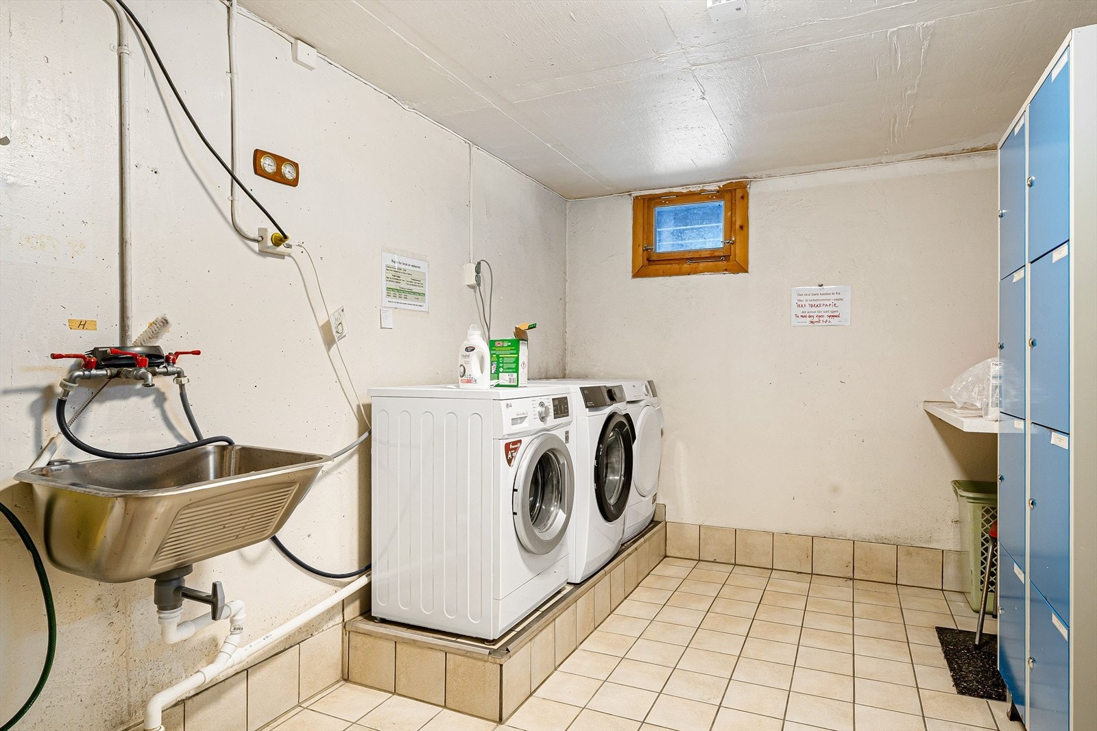 Det er felles vaskerom i kjeller, utstyrt med vaskemaskin og tørketrommel. Galleribilde
