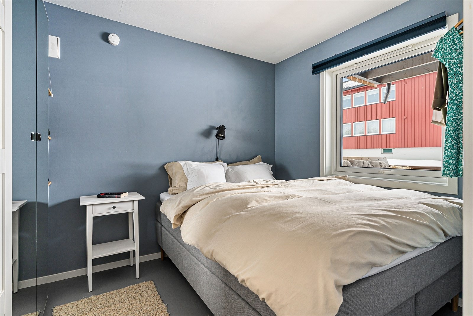Soverommet måler 7 kvm med plass til dobbeltseng og nattbord. Galleribilde