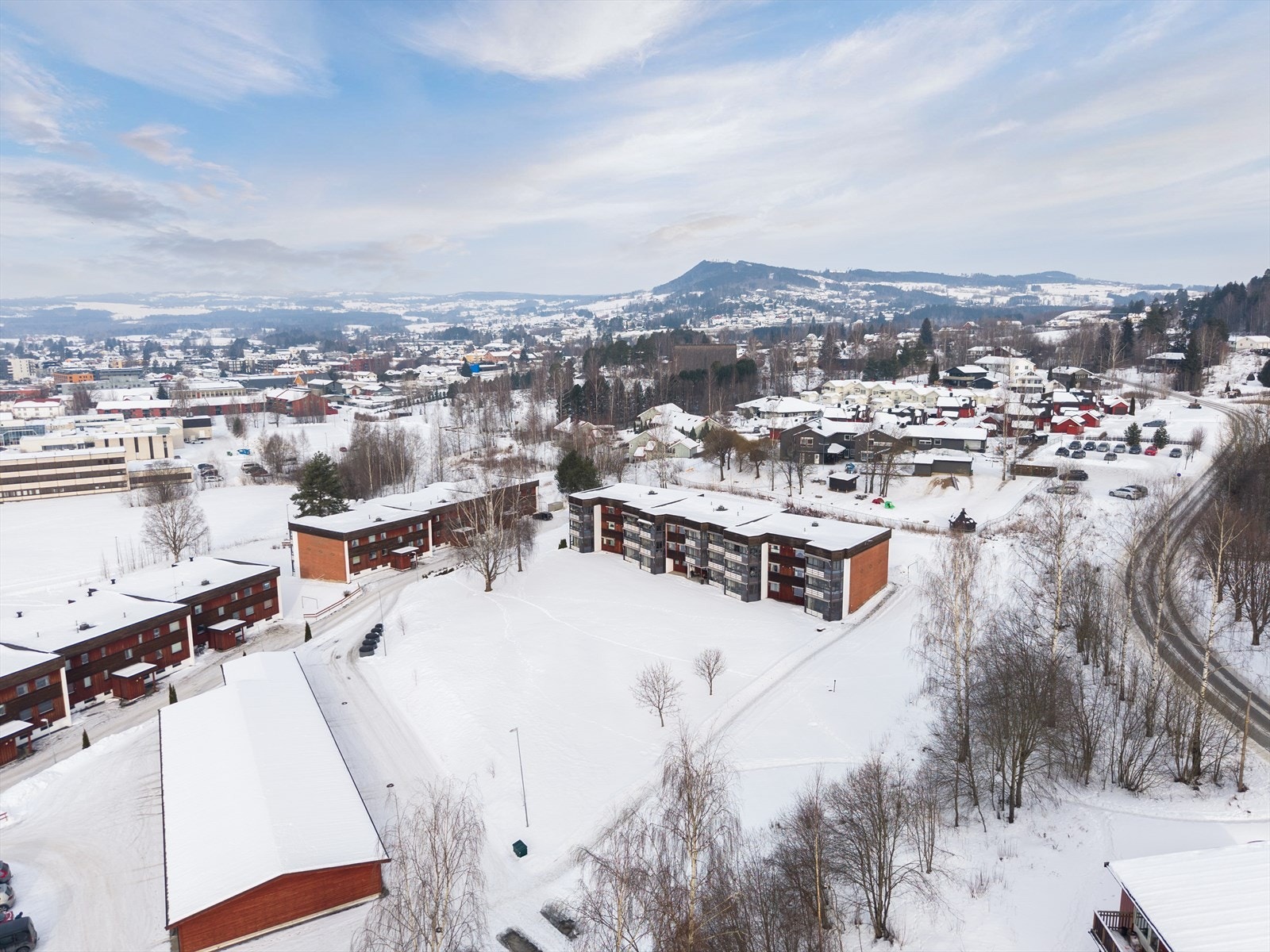 Buttekvern Terrasse borettslag ligger rett sør for sentrum med kort veg til barnehage, skoler, idrettsanlegg og butikker. Galleribilde