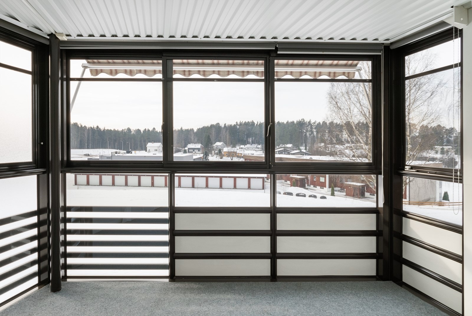 Leiligheten ligger i 3. etasje (toppetasjen) i et bygg fra 1974 og har en gjennomtenkt og funksjonell planløsning. Galleribilde