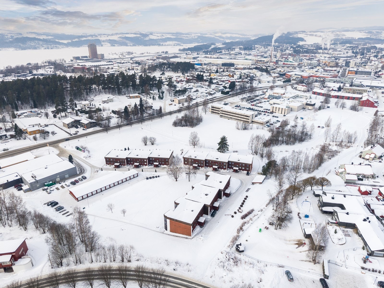 Leiligheten ligger i et veldrevet borettslag i sentrumsnære, men samtidig rolige omgivelser. Galleribilde
