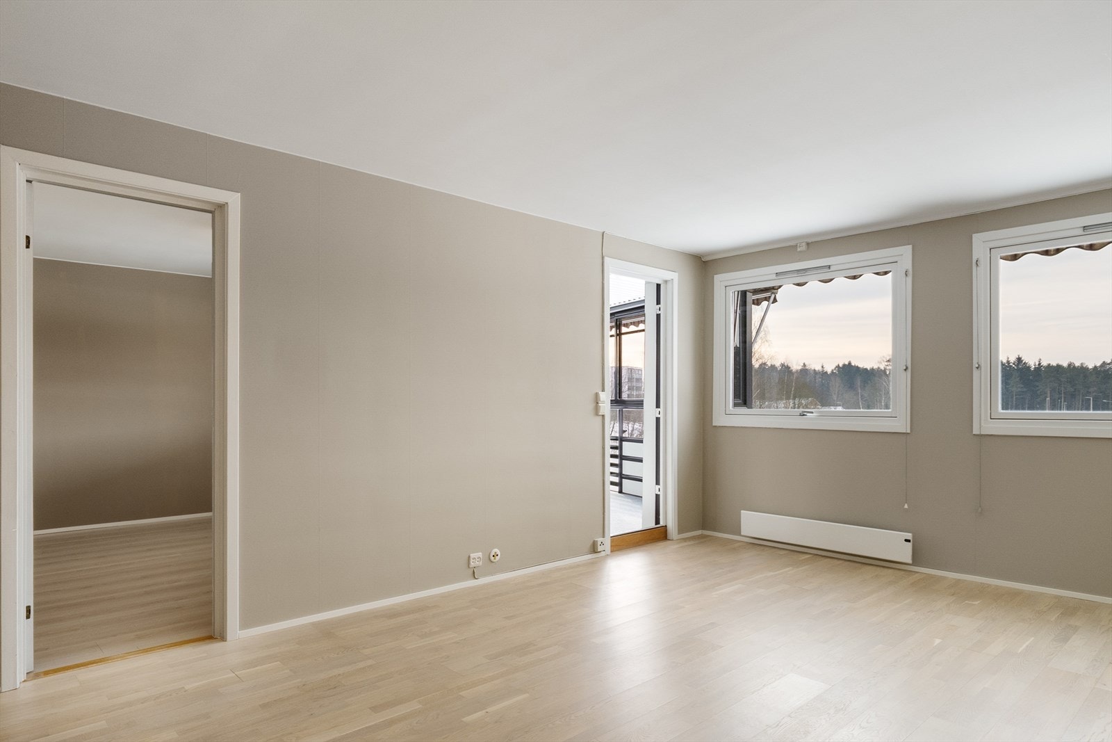 Rommet har god plass til både sofagruppe og spisebord. Galleribilde