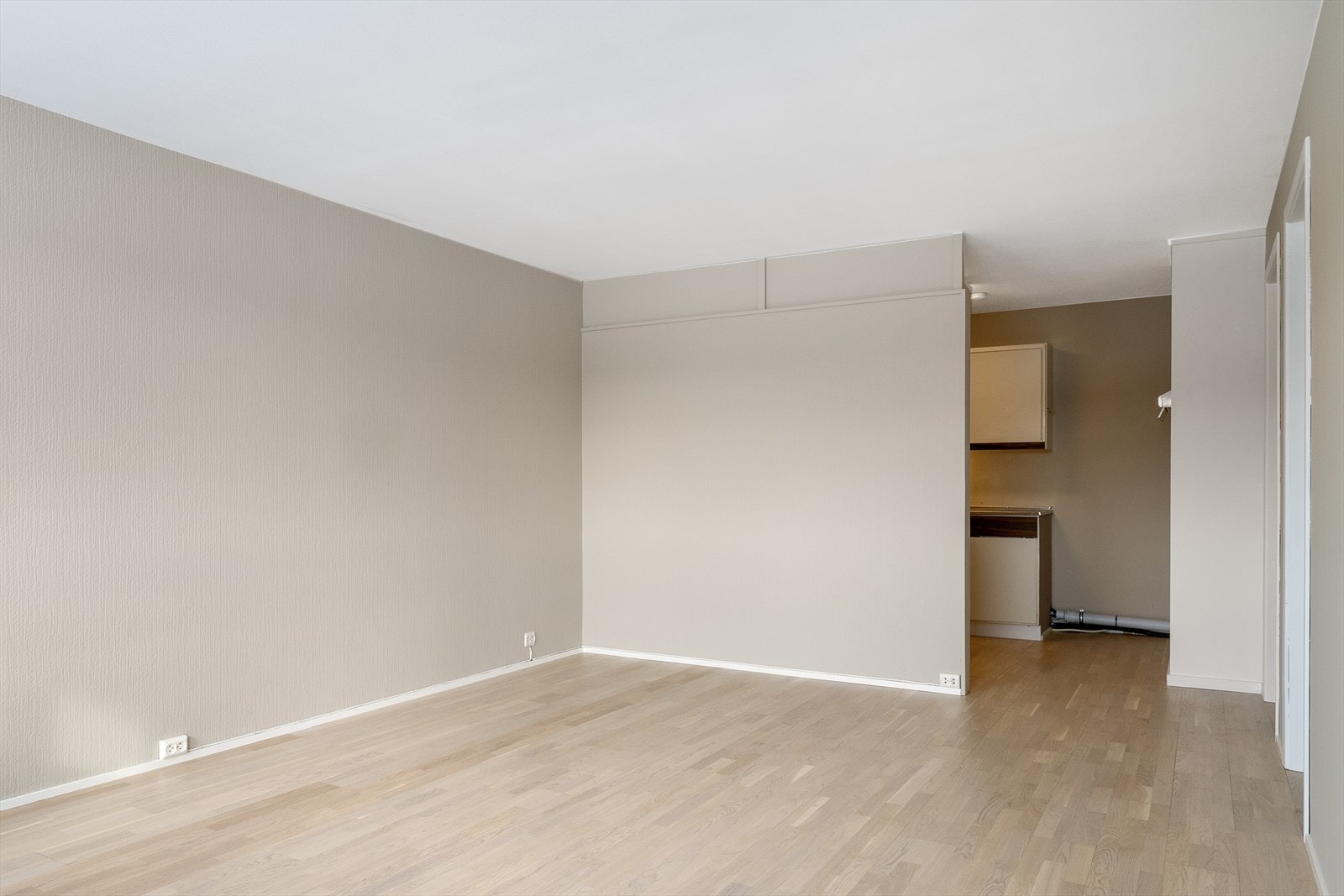 Det er lagt nytt parkettgulv i stue og kjøkken (2026), samt utført overflatebehandling av vegg- og himlingsflater. Galleribilde