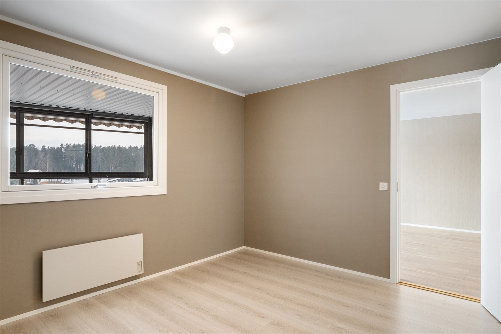 Rommet har god plass til dobbeltseng med tilhørende nattbord, samt garderobeløsning. Galleribilde