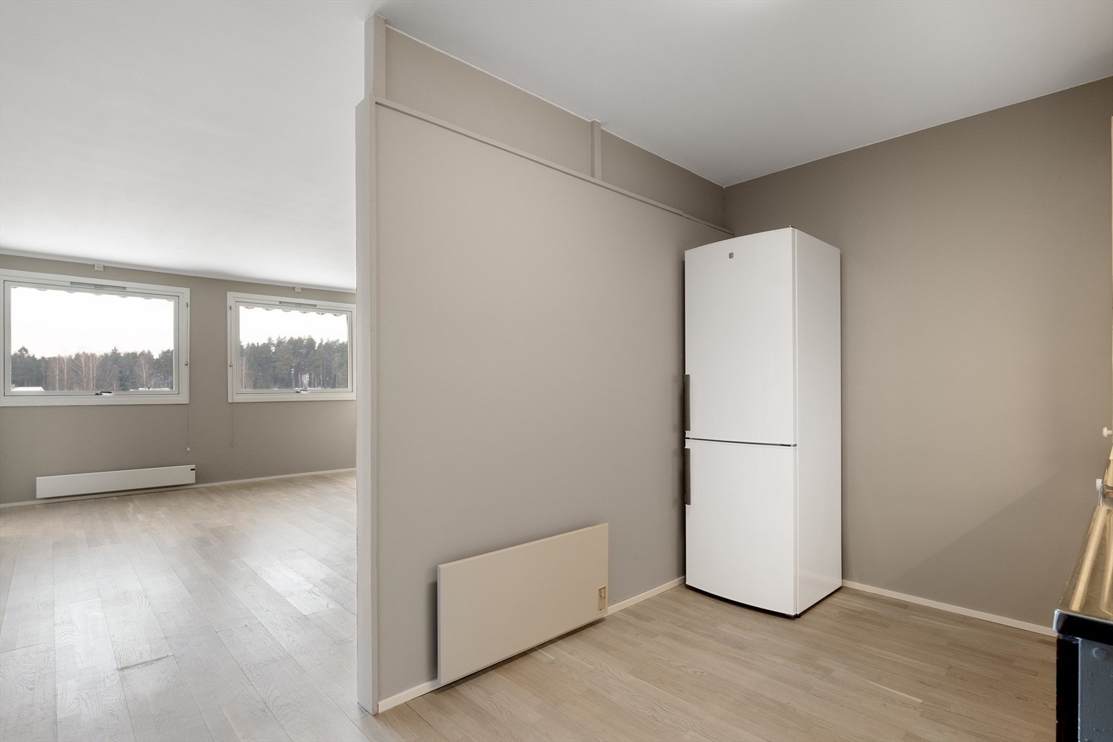 Varmtvannsberederen på cirka 120 liter fra 2021 er plassert i kjøkkenbenken. Galleribilde