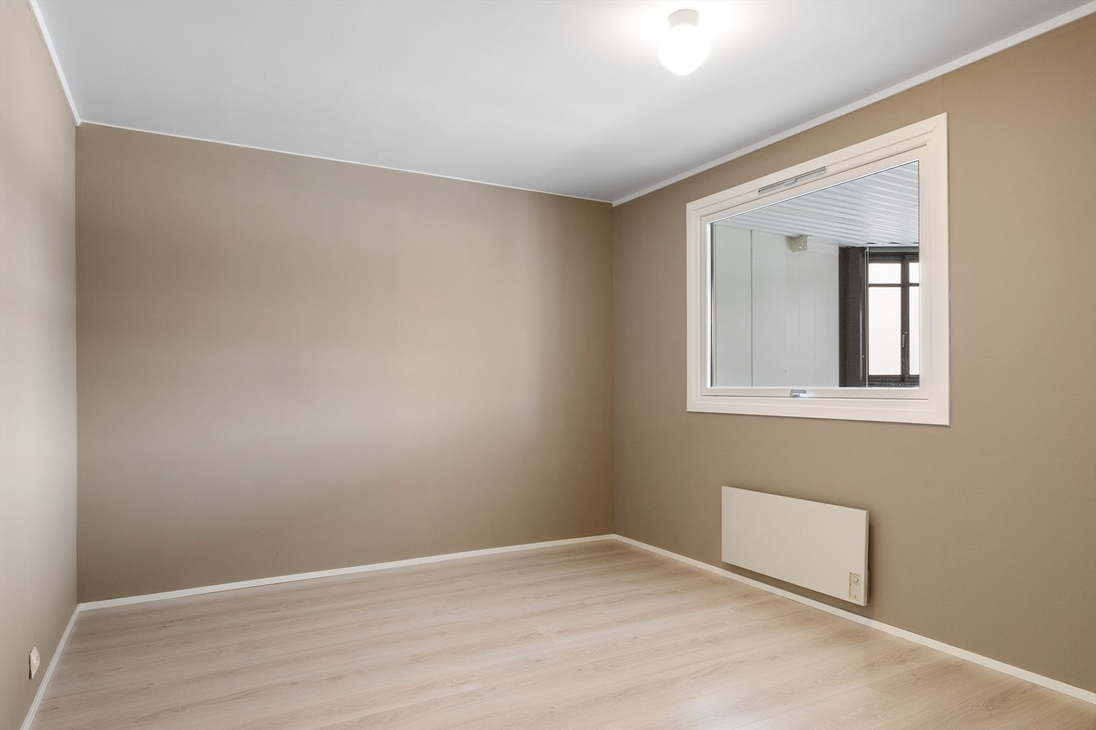 Leiligheten har et romslig soverom med adkomst fra stuen. Galleribilde