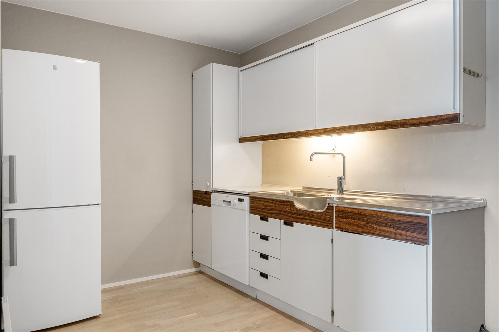 Kjøkkenet ligger i en delvis åpen løsning mot stuen. Galleribilde