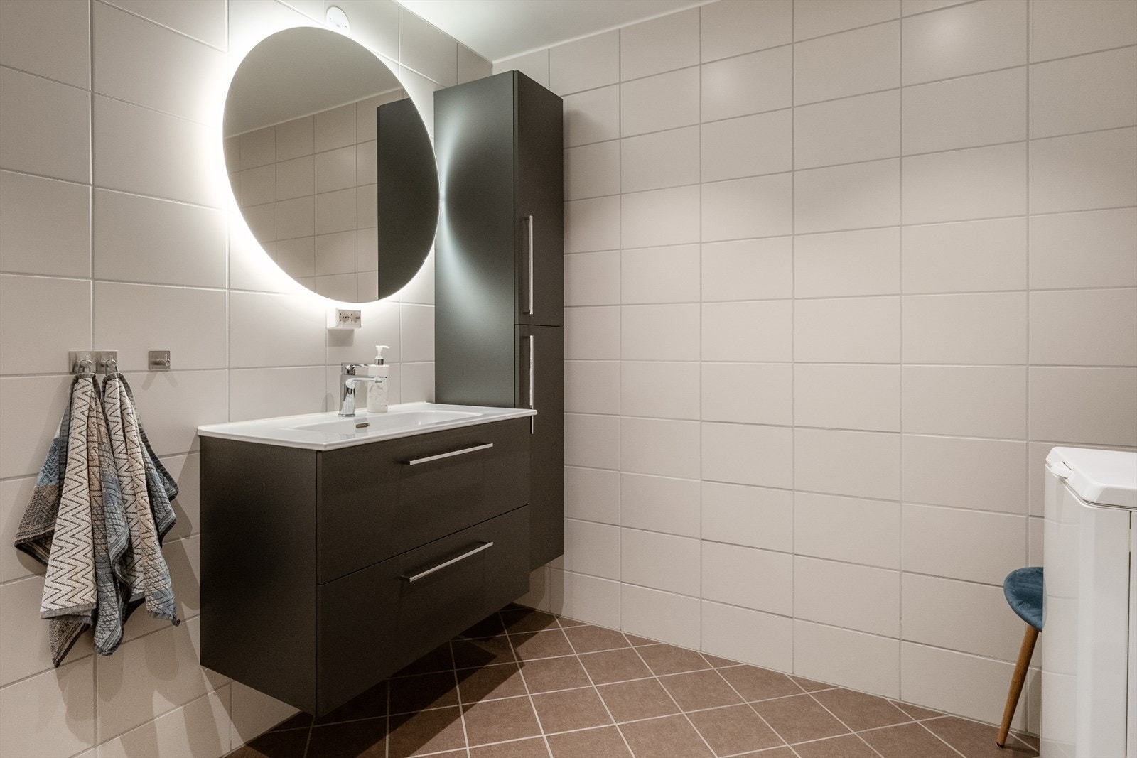 Baderommet ble renovert i 2021, i forbindelse med dette ble det gjort tilvalg og rommet ble utvidet. Galleribilde