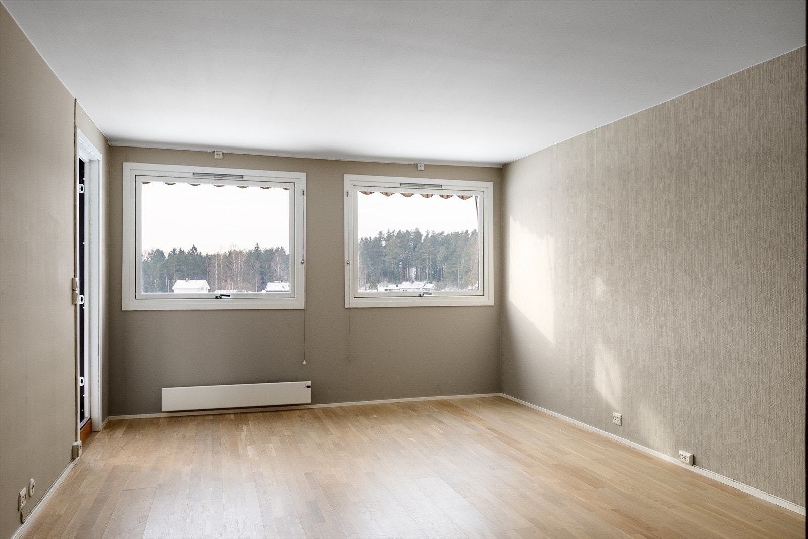 Stuen er lys og møbleringsvennlig, med store vindusflater som slipper inn rikelig med naturlig lys. Galleribilde