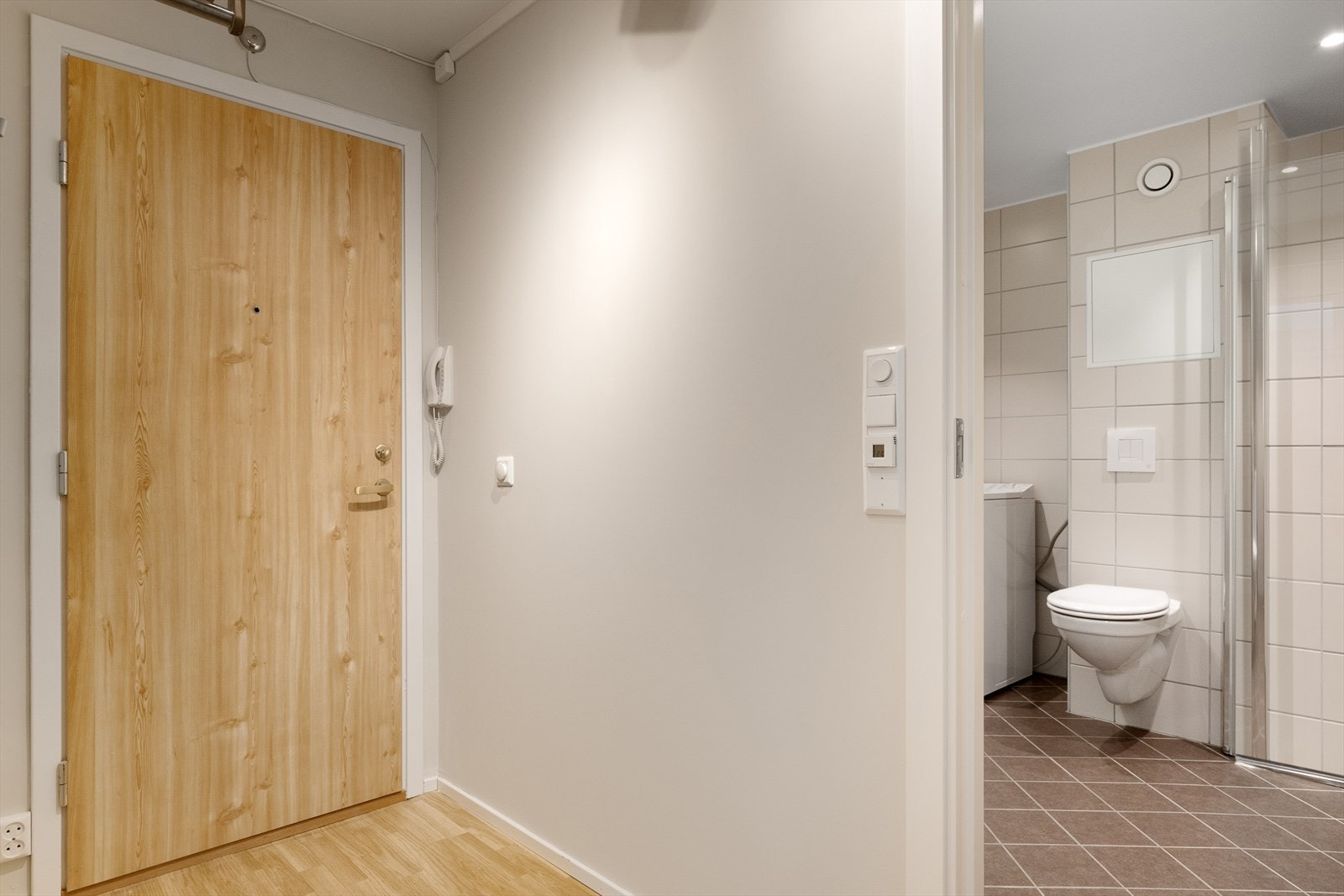 Entréen er lys og praktisk, med plass til å henge fra seg yttertøy og sette fra seg sko. Galleribilde