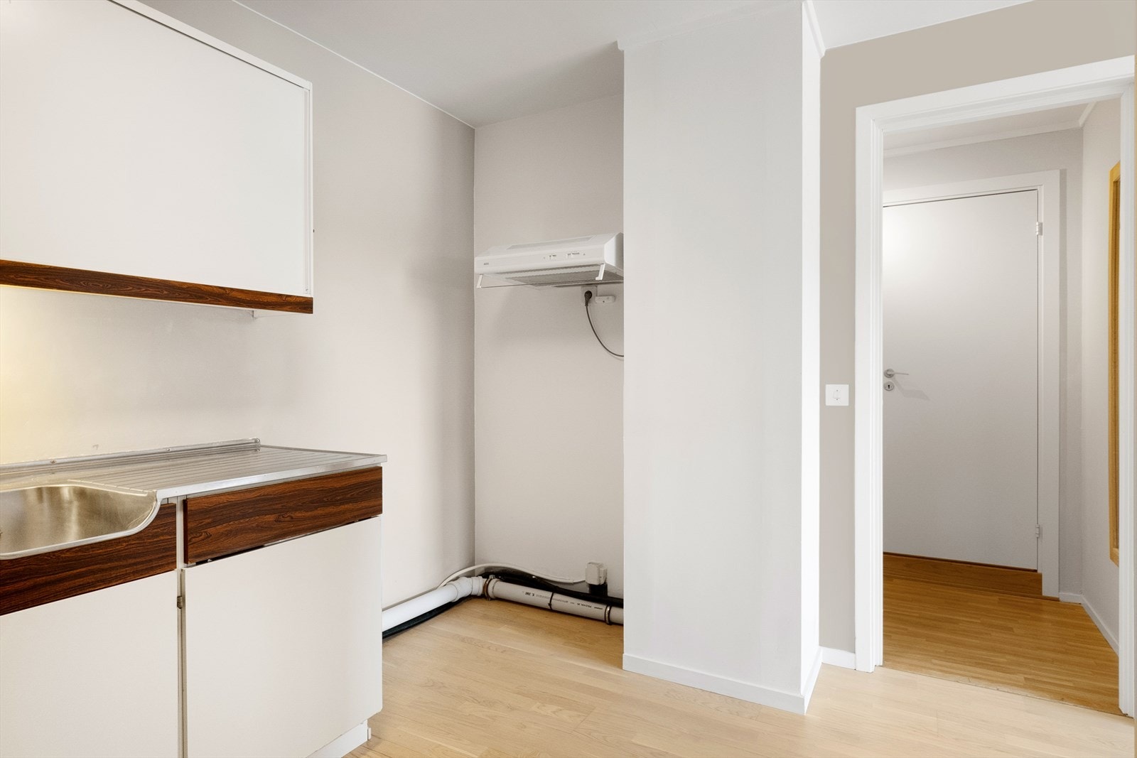 Kjøkkenet har en eldre innredning fra byggeåret med slette fronter, laminert benkeplate og en oppvaskbenk i stål. Galleribilde