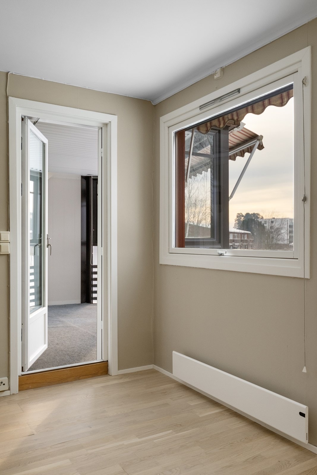 Fra stuen er det direkte utgang til en innglasset balkong på ca. 11 kvm. Galleribilde