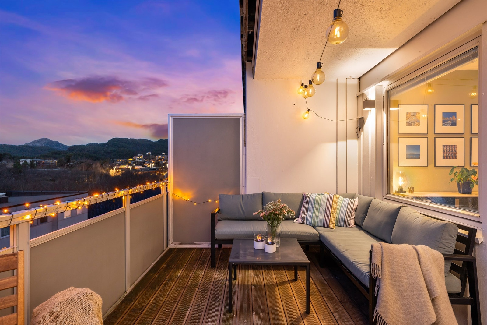 Altanen er på hele 13 kvadratmeter. Det er plass til sittegrupper og grill. Galleribilde