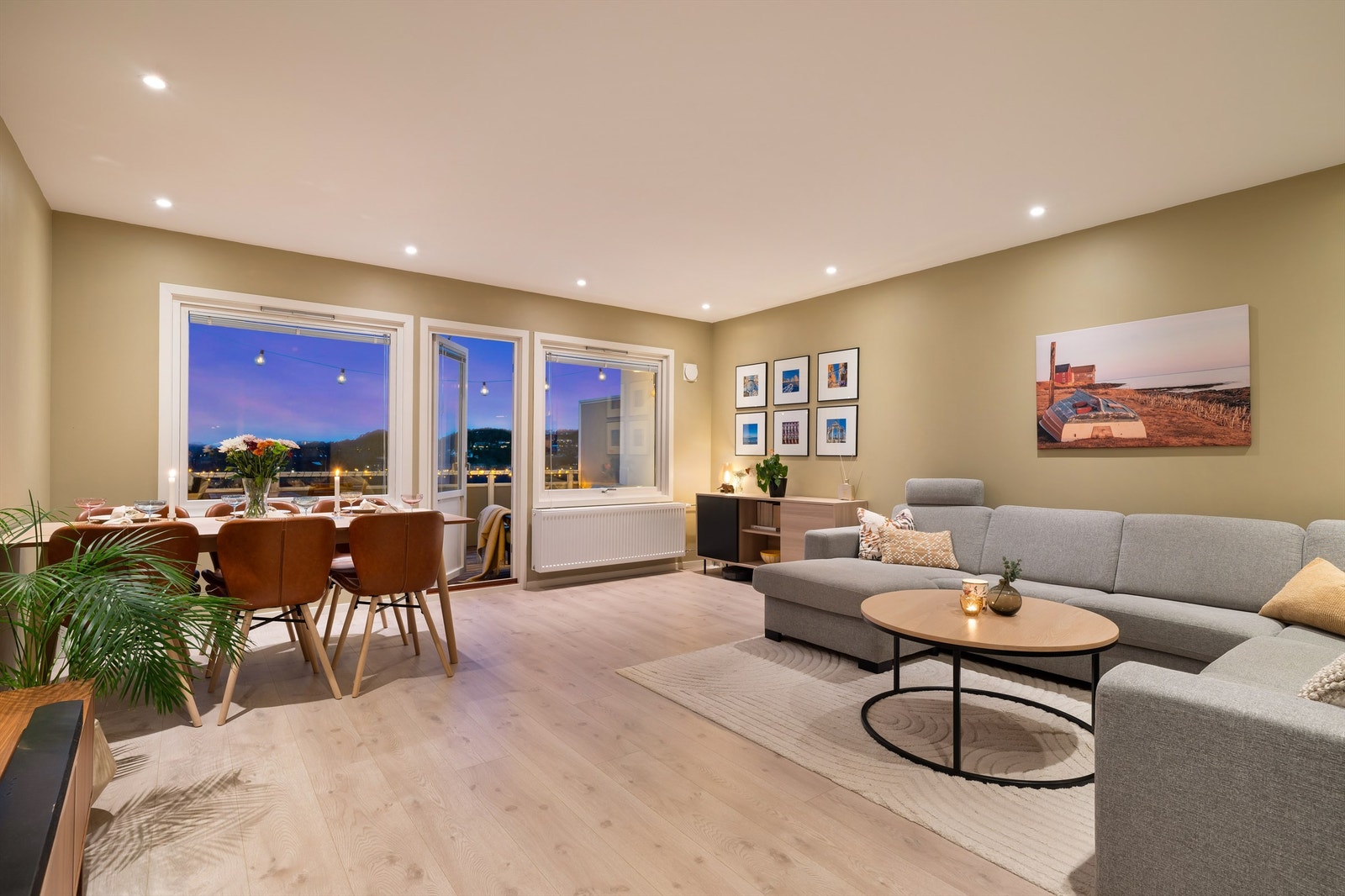 Stuen er av god størrelse med plass til både sofagruppe og spisebordgruppe. Galleribilde