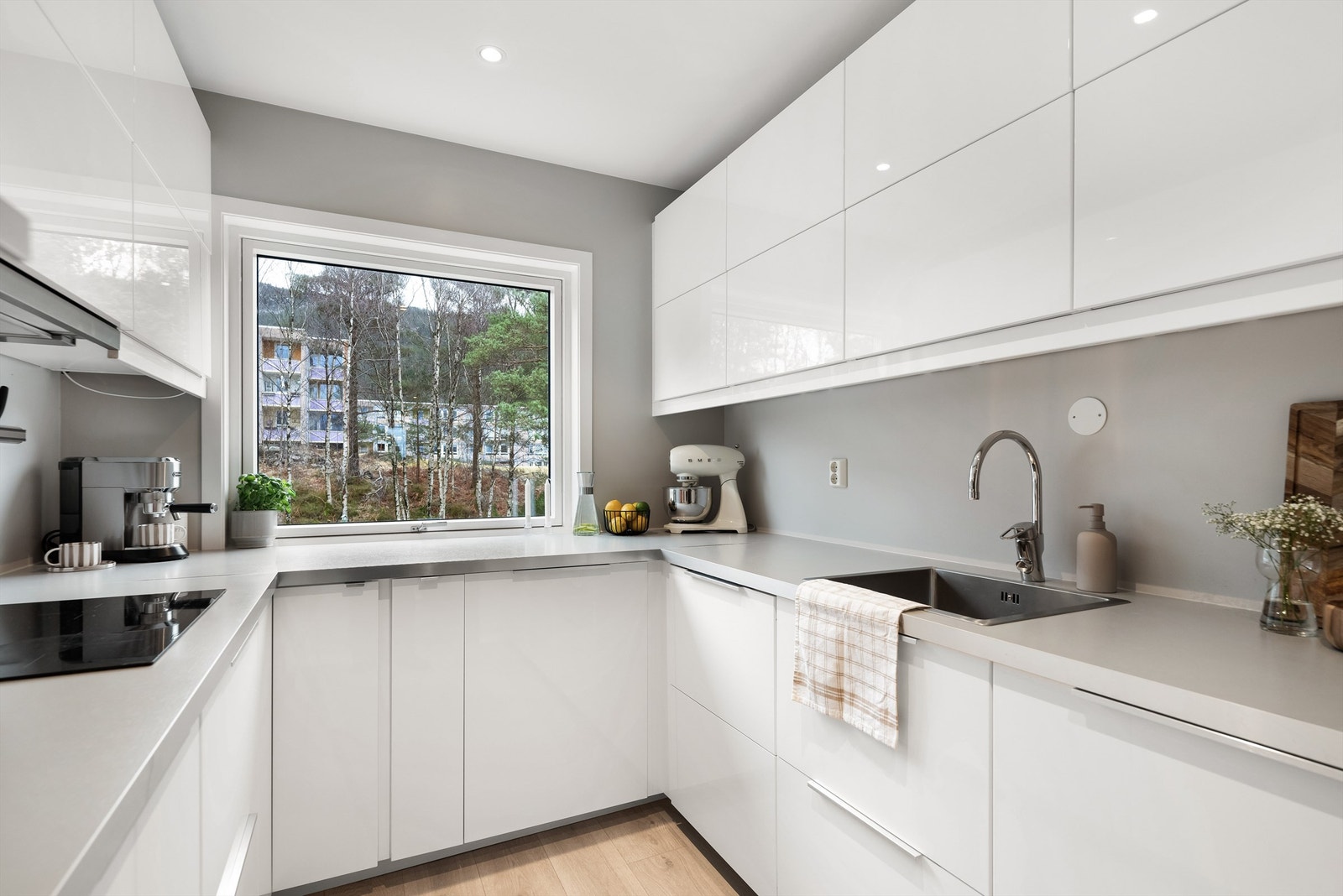 Utsikt mot grøntareal fra kjøkkenvinduet Galleribilde