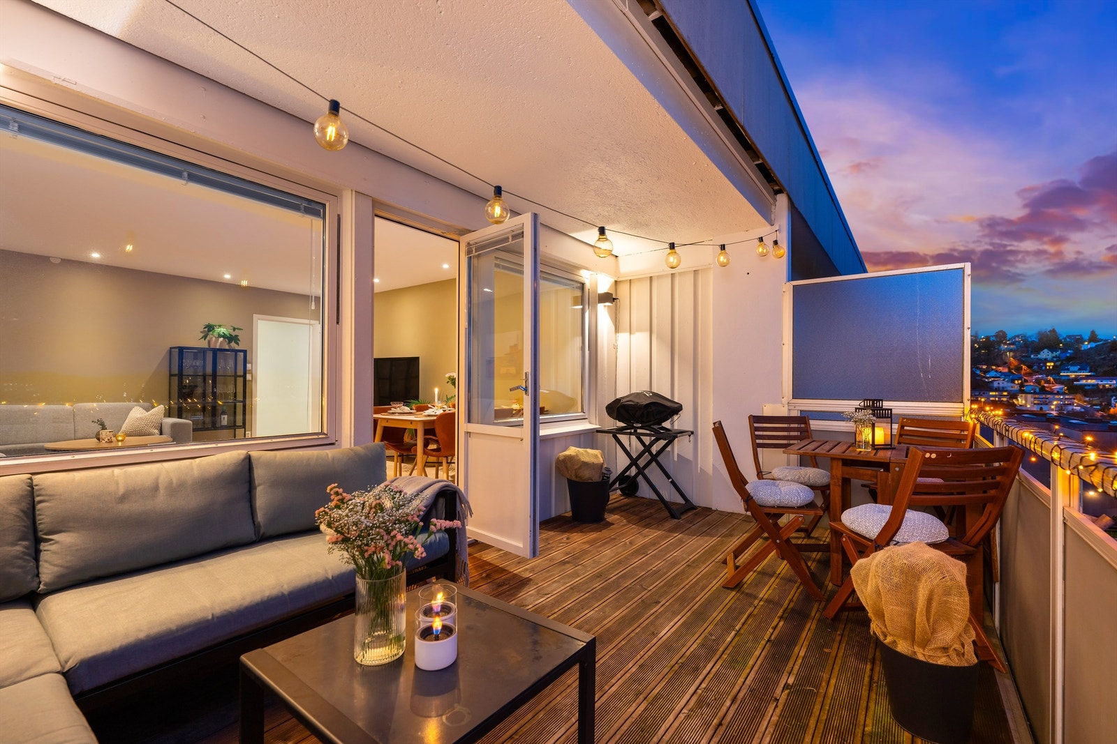 Skjermet altan med fin plass til utemøbler. Galleribilde