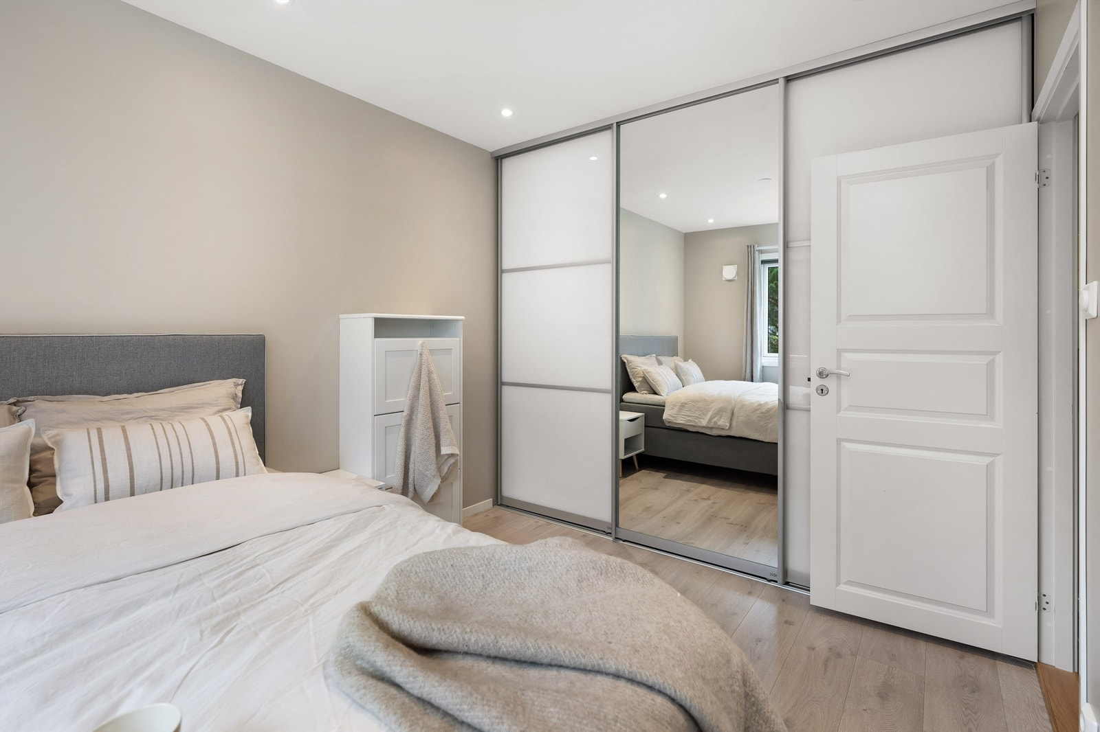 Det er innredet med skyvedørsgarderobe. Galleribilde